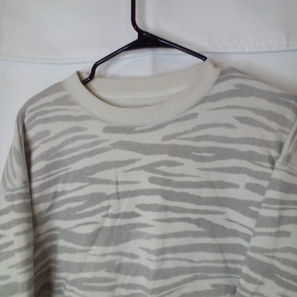 American Eagle Sweatshirt Women XS Jegging Fit Oversized Zebra Stripe Gray White - Picture 3 of 13